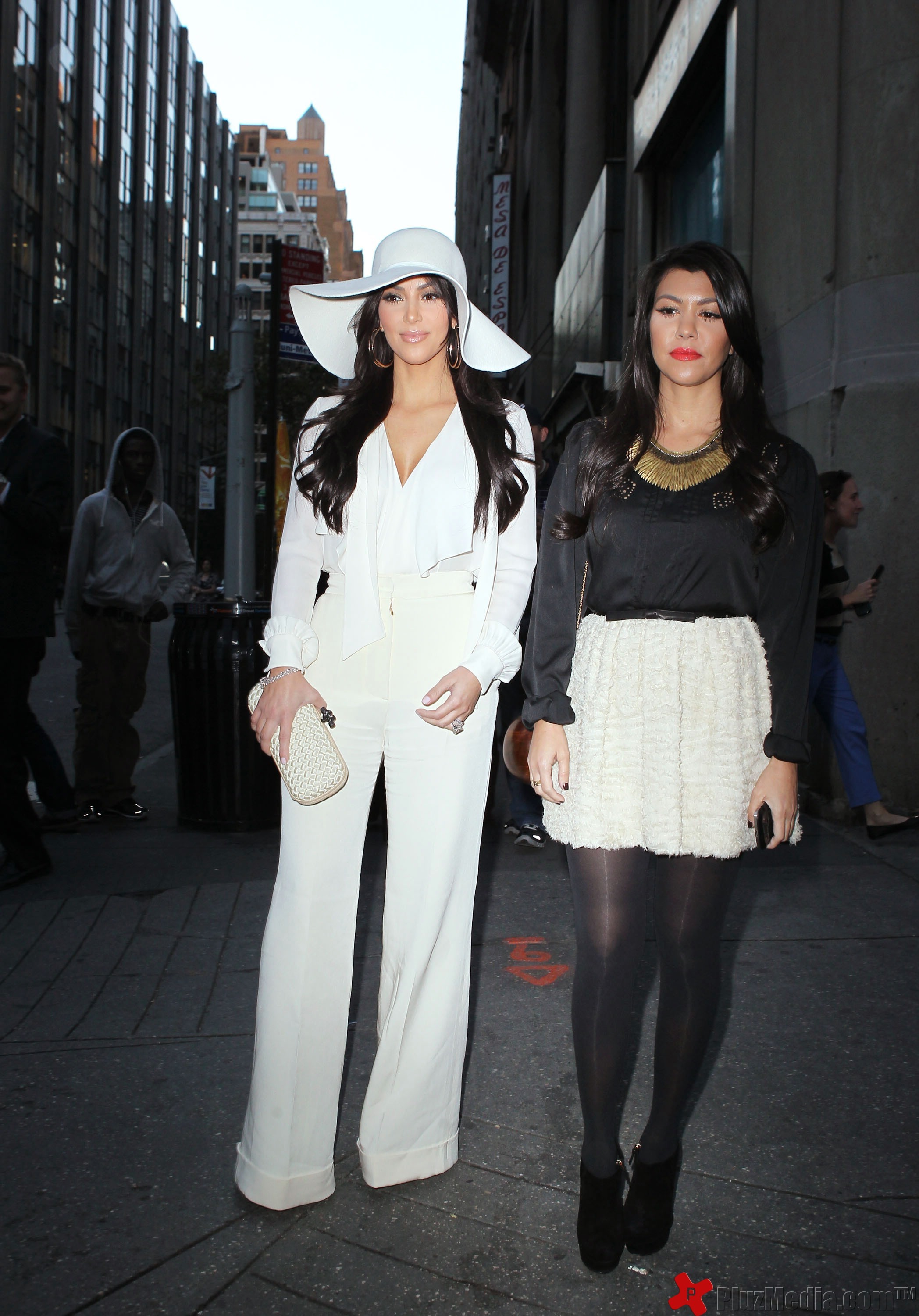 Kim Kardashian and Kourtney Kardashian walking in Manhattan - Photos | Picture 96865